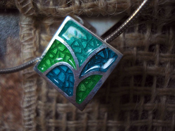 Pendentif Gaudi carré argent massif émaux verts