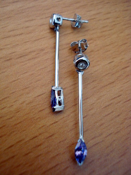 Boucles d'oreilles longues zircons mauves or blanc 750