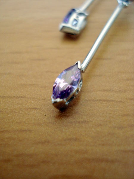 Boucles d'oreilles longues zircons mauves or blanc 750