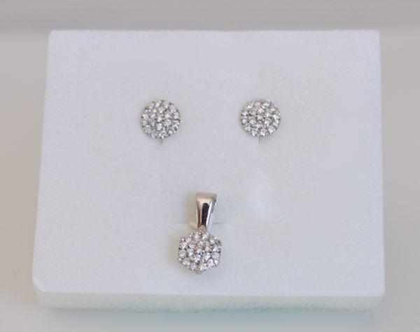 Round pendant pavé-set with diamonds in 18k white gold