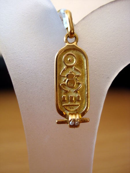 Pendentif égyptien cartouche diamants or jaune 750 PM