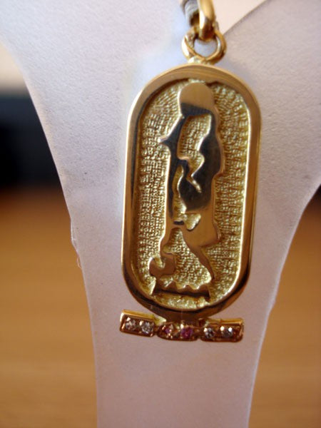 Pendentif égyptien cartouche rubis diamants or jaune 750 Lucas Lucor