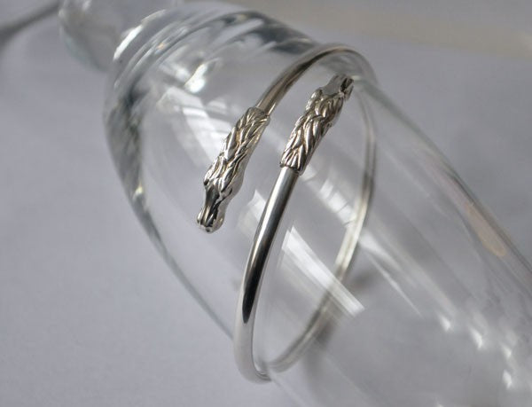 Brazalete de plata maciza con dos cabezas de caballo