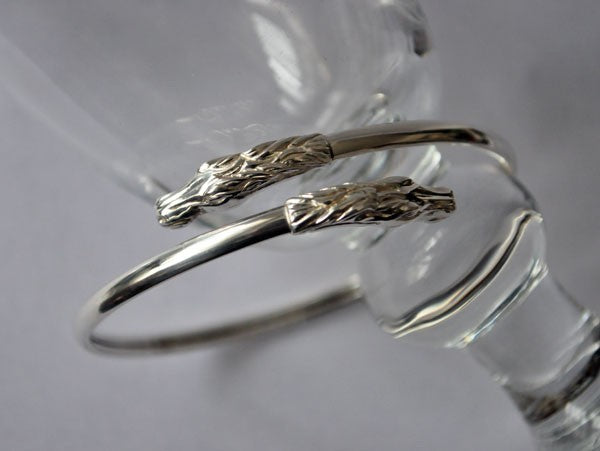 Brazalete de plata maciza con dos cabezas de caballo