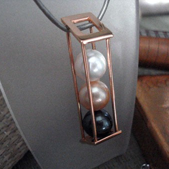 Pendentif cage 3 perles de Tahiti et mer du sud or 750