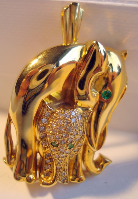 Pendentif broche éléphants diamants émeraudes or 750 Roure