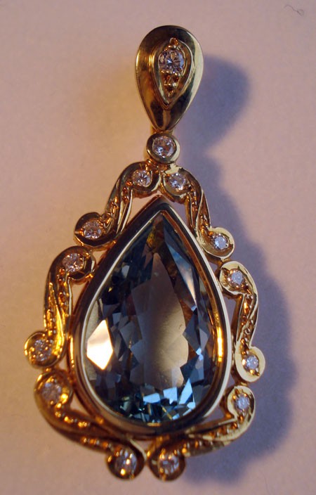 Pendentif aigue-marine poire diamants or jaune 750