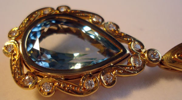 Pendentif aigue-marine poire diamants or jaune 750