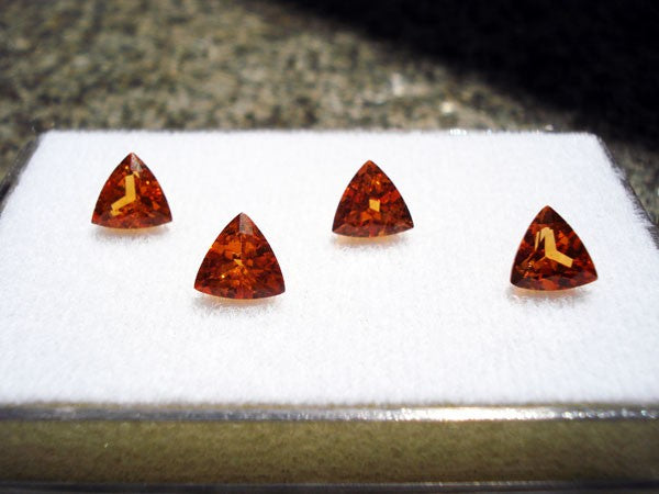 Grenats mandarine taille triangle (lot)
