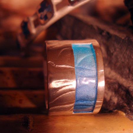 Bague large émaux bleus argent froissé Arior