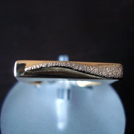 Bague demi-carré or jaune 750 satiné