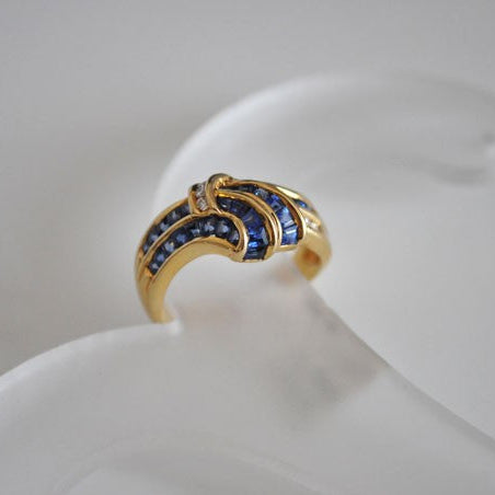 Bague Nœud diamants saphirs carrés de Ceylan or jaune 750