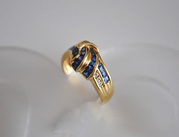Bague Nœud diamants saphirs carrés de Ceylan or jaune 750