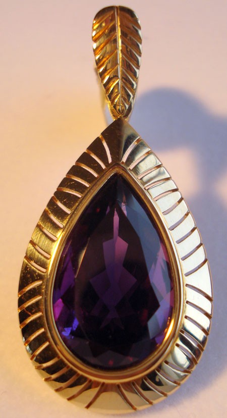 Grand pendentif améthyste poire or jaune 750