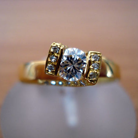 Solitaire diamond ring in 18k yellow gold