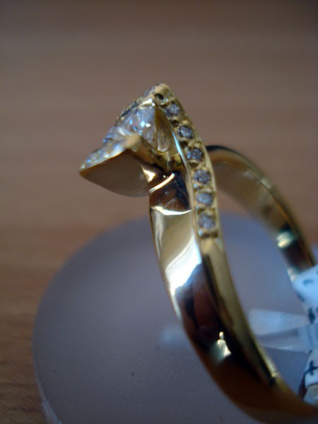 Solitaire diamond ring in 18k yellow gold