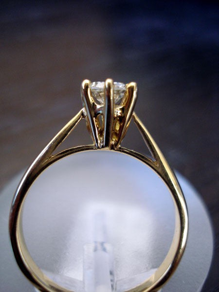 solitaire diamond ring in 18k yellow gold (750) with 6 prongs