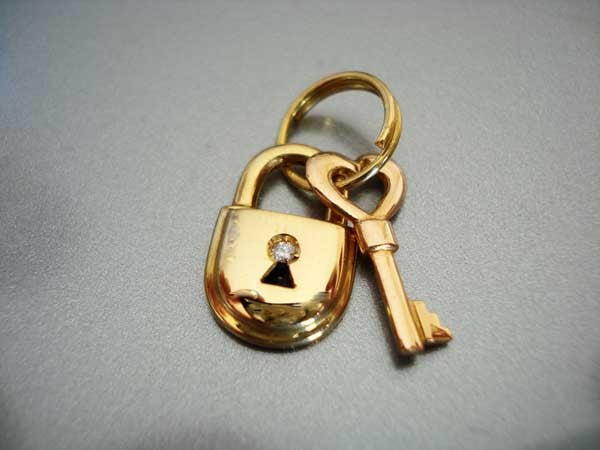 Pendentif Clef et Cadenas diamant or jaune 750