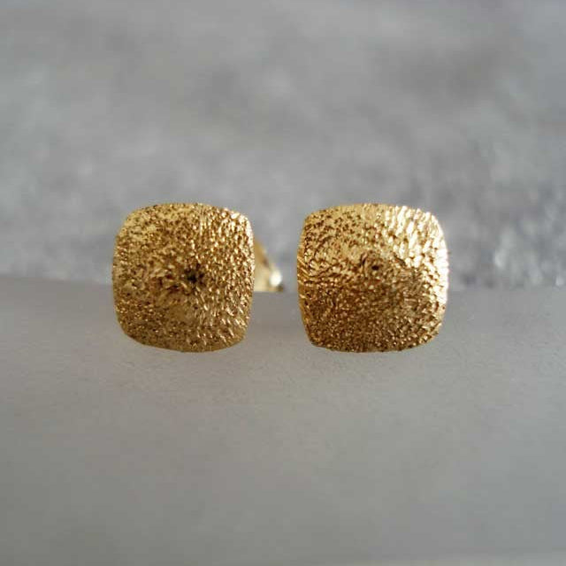Boucles d'oreilles puces carrées satinées or jaune 750