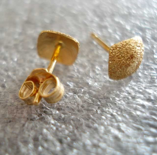 Boucles d'oreilles puces carrées satinées or jaune 750