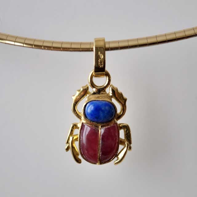 Pendentif égyptien scarabée corail lapis-lazuli or 750
