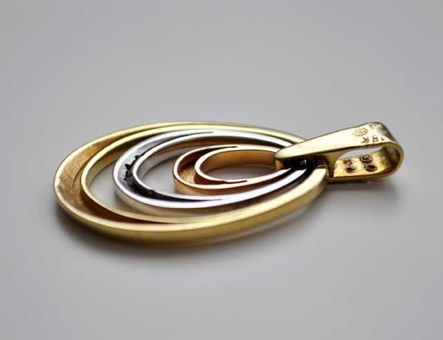 Pendentif ovale diamants 3 ors 750