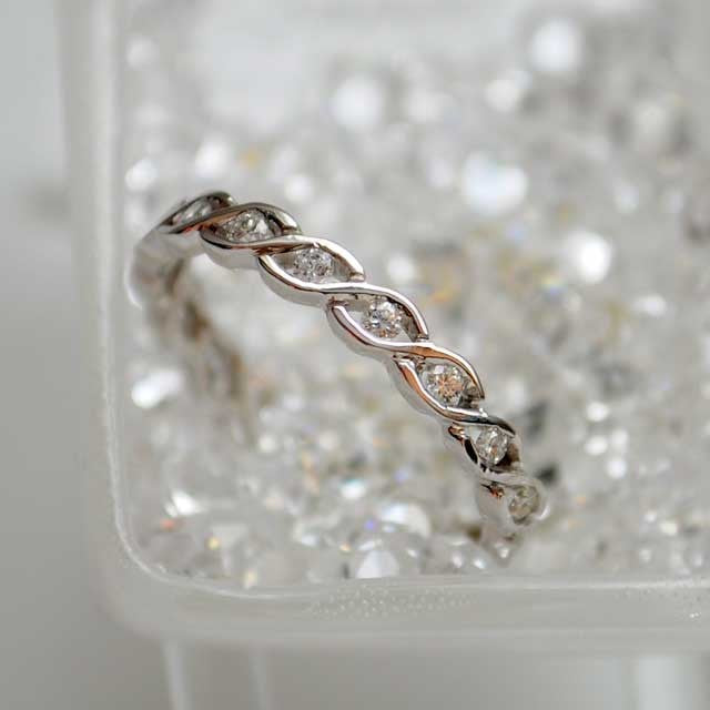 Demi-alliance diamants torsade or blanc 750