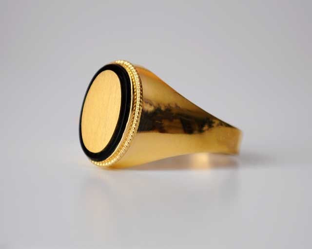 Chevalière ovale onyx or jaune 750