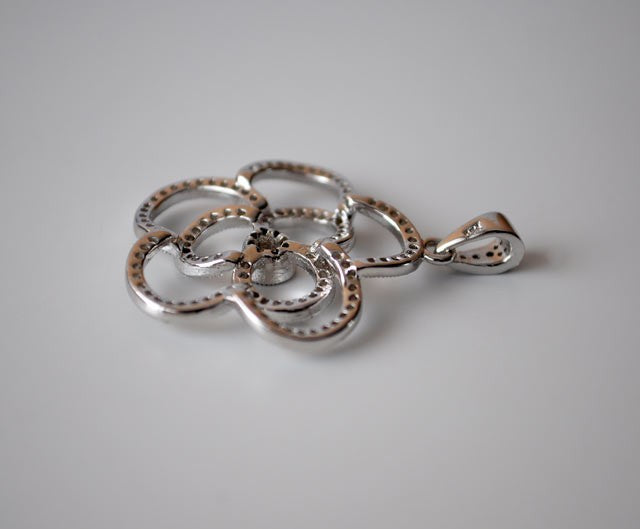 Pendentif Fleur zirconiums argent massif 925 rhodié