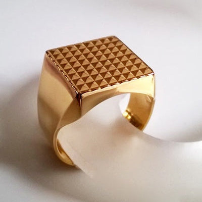 Chevalière homme carrée Pointe Diamant  or jaune 750