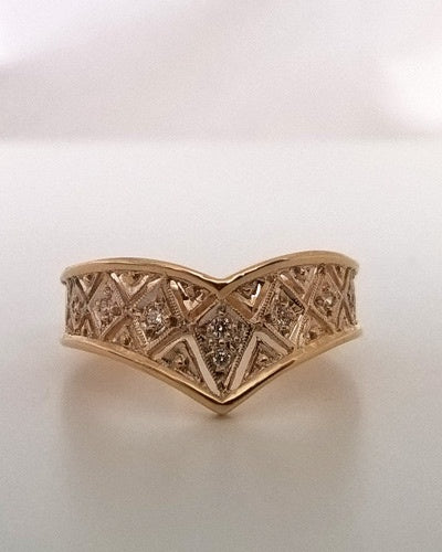 Anillo de circonio en forma de V de oro amarillo de 750 milésimas de pulgada.