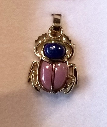 Pendentif égyptien scarabée corail lapis-lazuli or 750