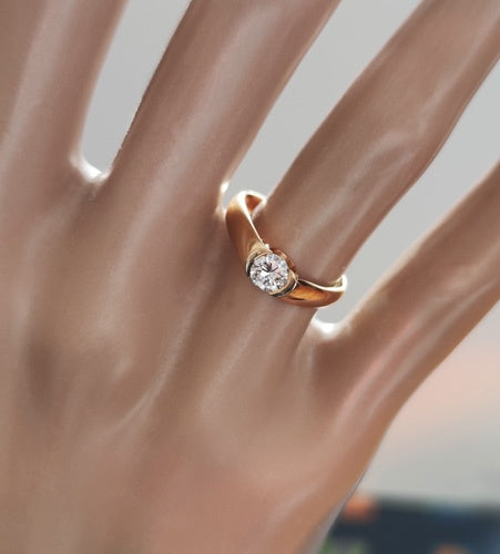 Solitaire ring with diamond in the air, 750 yellow gold