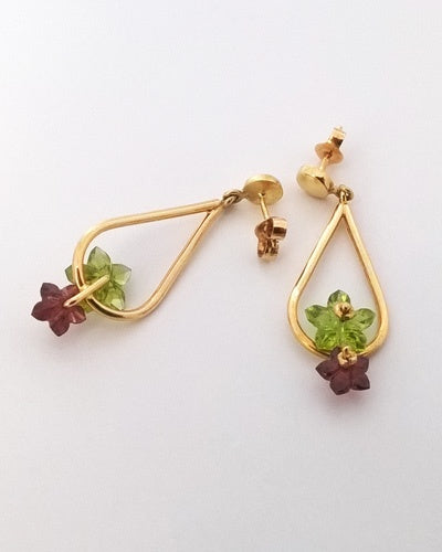 Boucles d'oreilles péridot et grenats fleurs or jaune 750