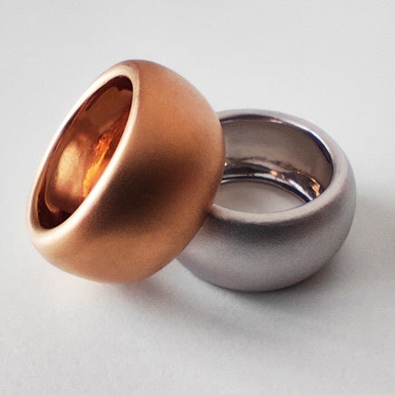 Bague anneau large or blanc 750 satiné