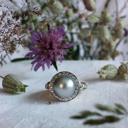 Bague perle de Tahiti diamants 2 ors 750