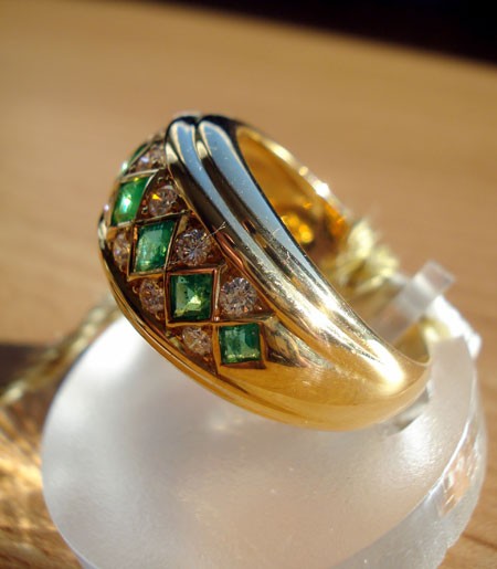 Détail serti bague émeraudes taille carrée or jaune 750 Gay Frères Els Benvinguts