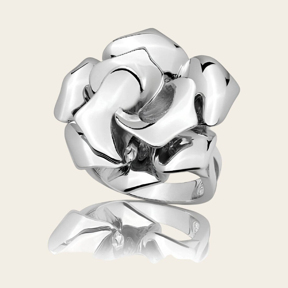 Anillo grande moderno con forma de rosa en plata de ley 925 rodiada