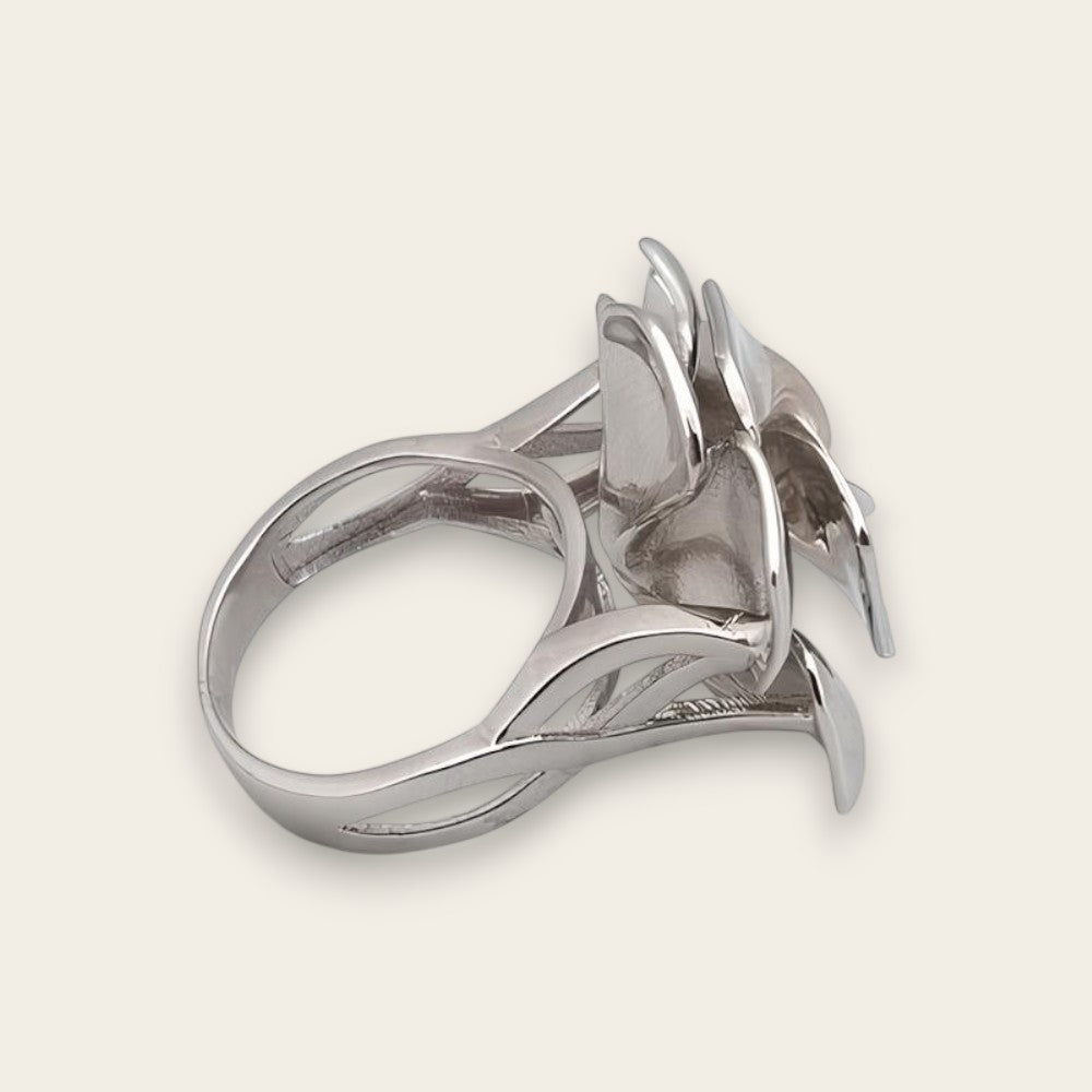 Anillo grande moderno con forma de rosa en plata de ley 925 rodiada