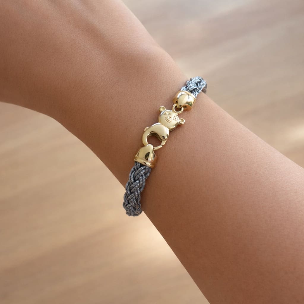Bracelet acier et or jaune 18 carats câble tressé ourson vue d'ensemble bijouterie Els Benvinguts Andorre