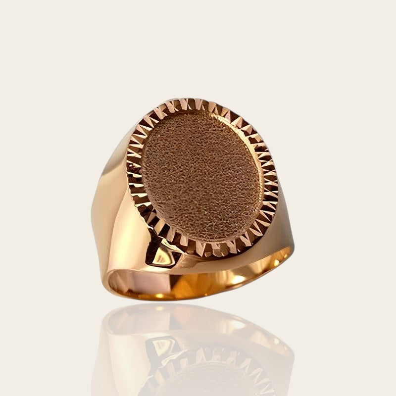 Men's oval signet ring, engraved in 18k yellow gold