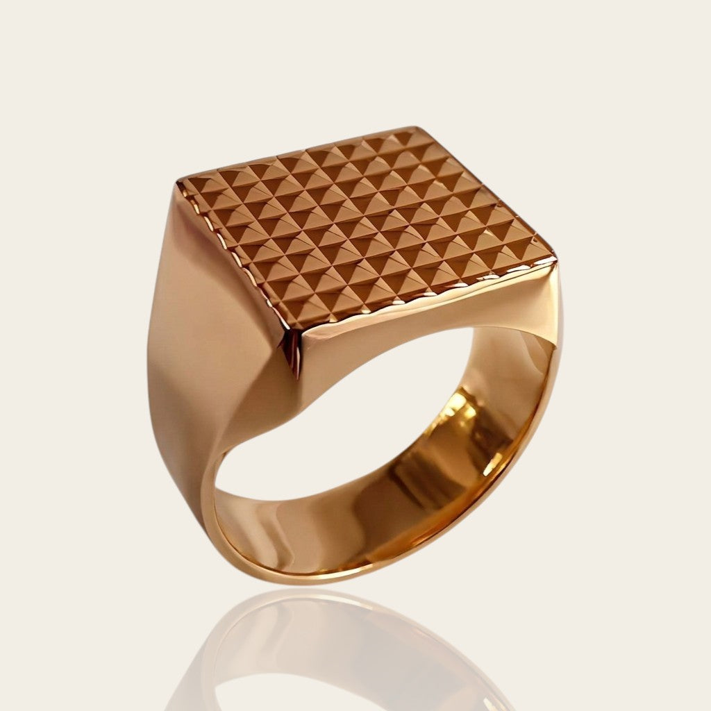 Chevalière homme carrée Pointe Diamant  or jaune 750